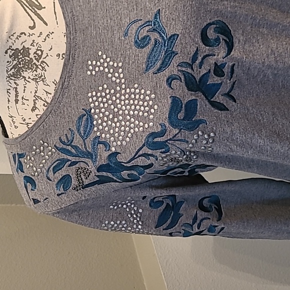 PRETTY top - Picture 3 of 5